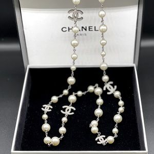 CHANEL Collier Blanc Nacre Crystal CC and Pearl chain necklace